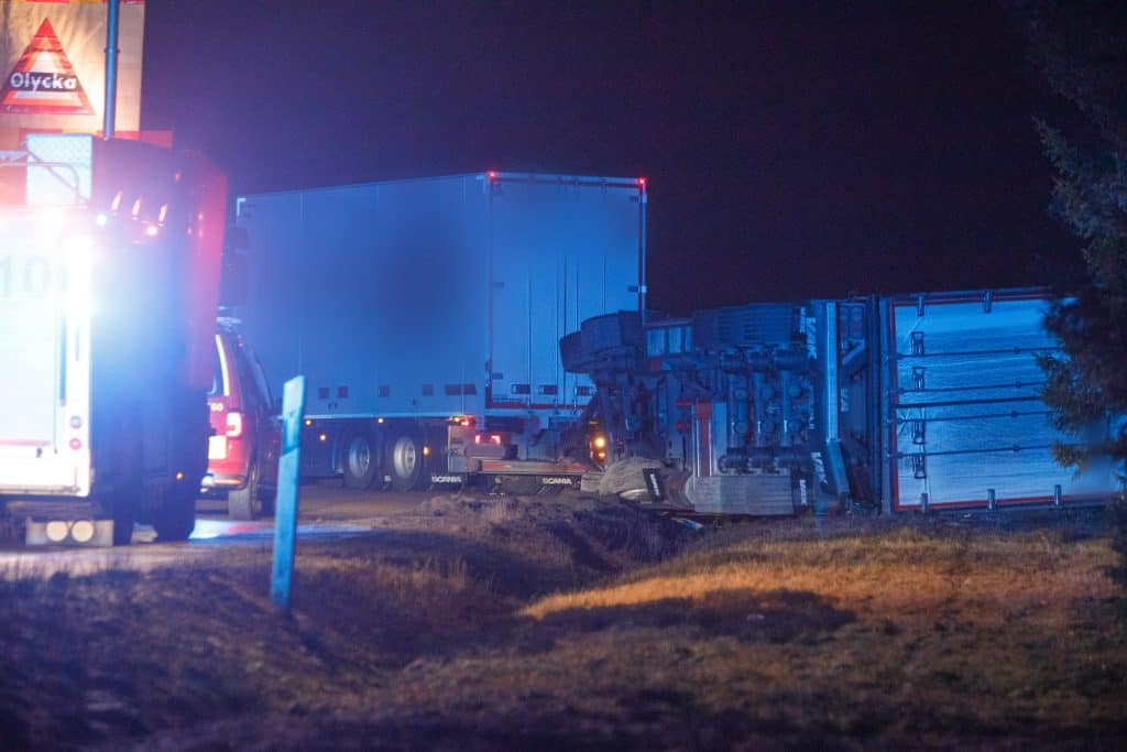 Lastbilsolycka på riksväg 30 orsakade stopp i båda körriktningarna.