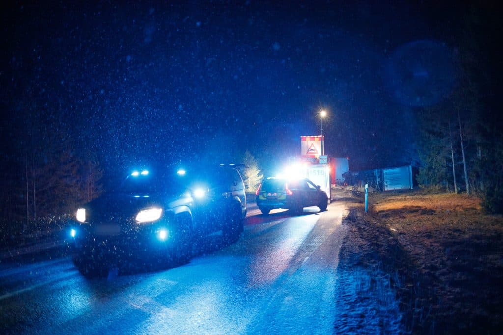 Lastbilsolycka på riksväg 30 orsakade stopp i båda körriktningarna.