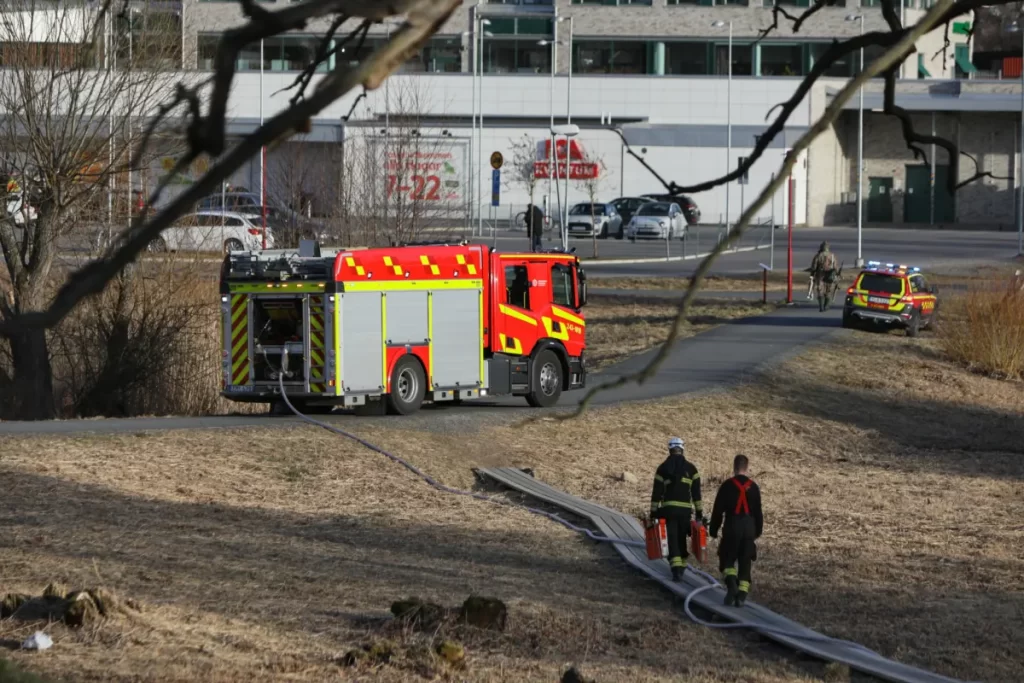 Räddningstjänst vid gräsbrand vid Rumlaborg i Huskvarna