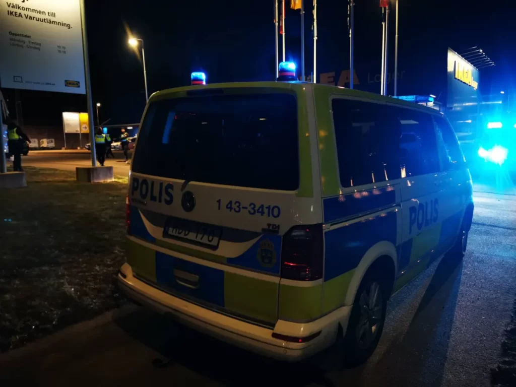 Polis på plats vid gräsbrand vid A6 i Jönköping efter att en nödraket antände gräs