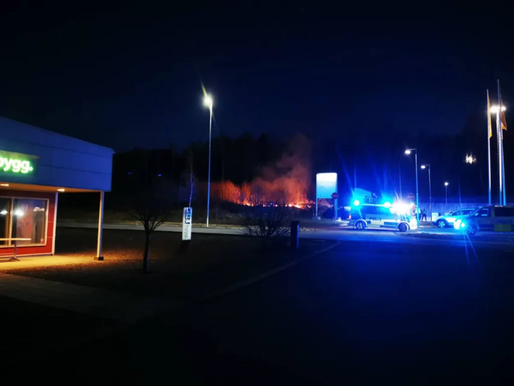 Gräsbrand vid A6 i Jönköping efter att en nödraket antände gräs