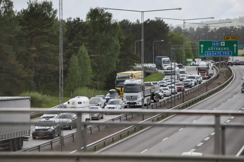 Personbil kolliderade med lastbil