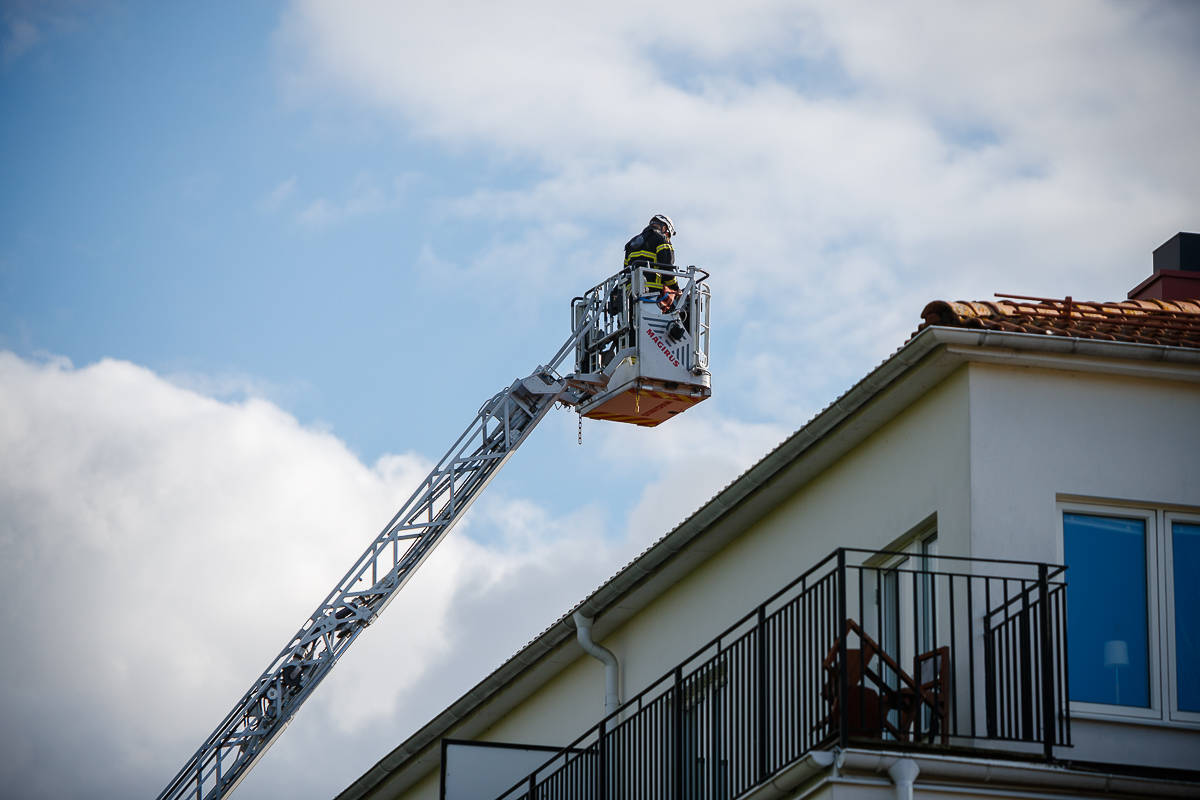 Boende släckte brand i kök