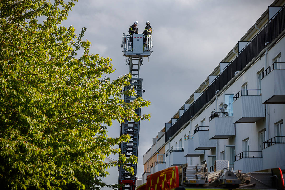 Boende släckte brand i kök