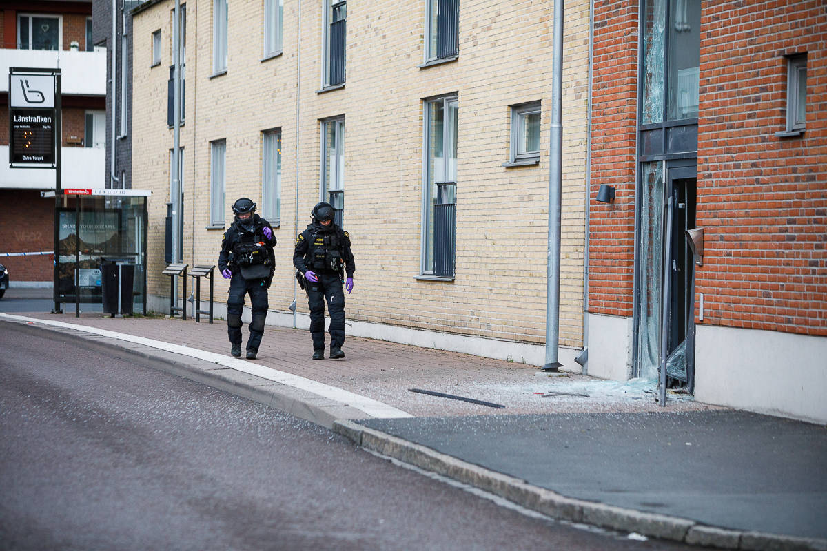 Nationella bombskyddet vid explosion på Björngränd i Jönköping.