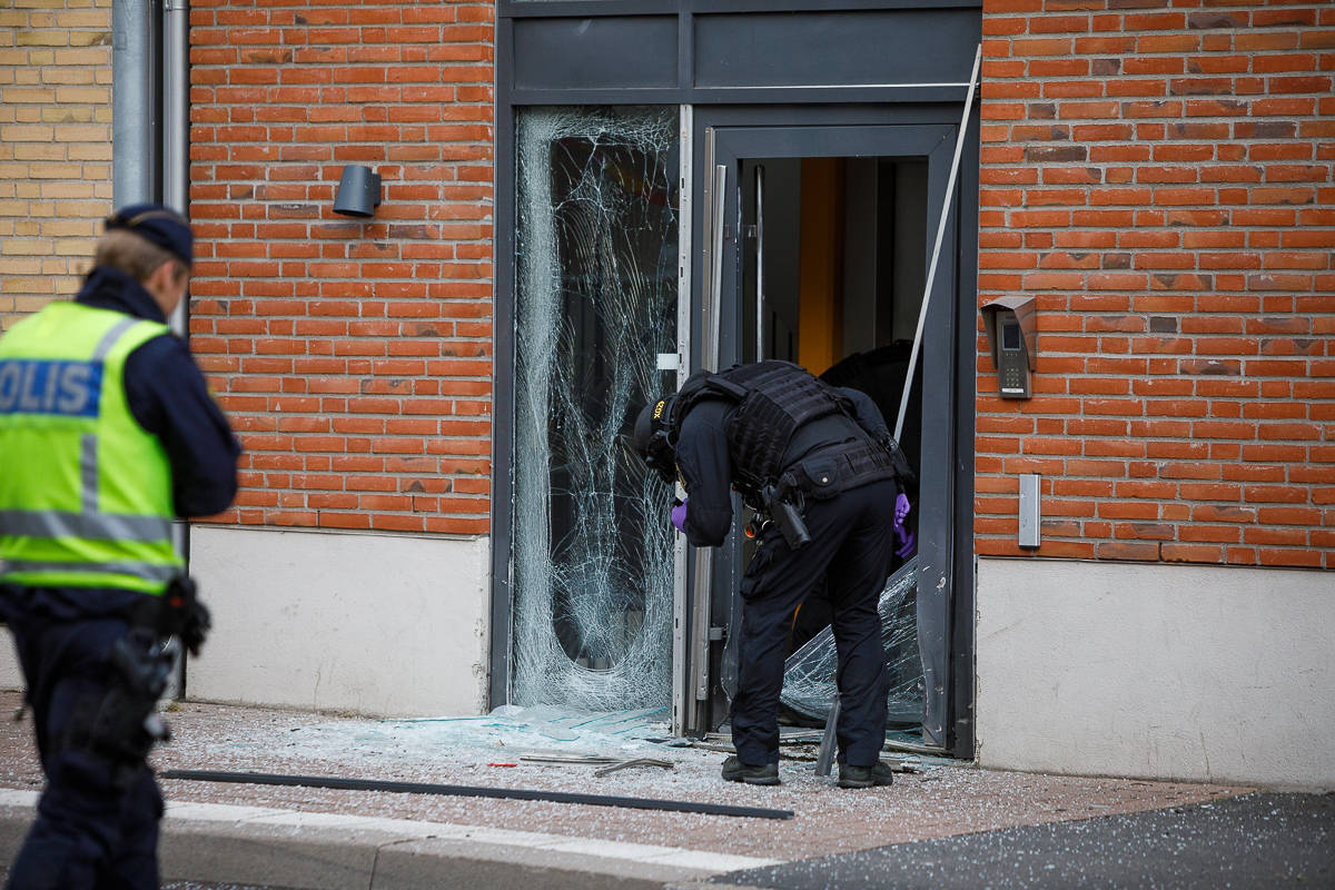 Nationella bombskyddet vid explosion på Björngränd i Jönköping. Kraftig explosion vid entrédörr.