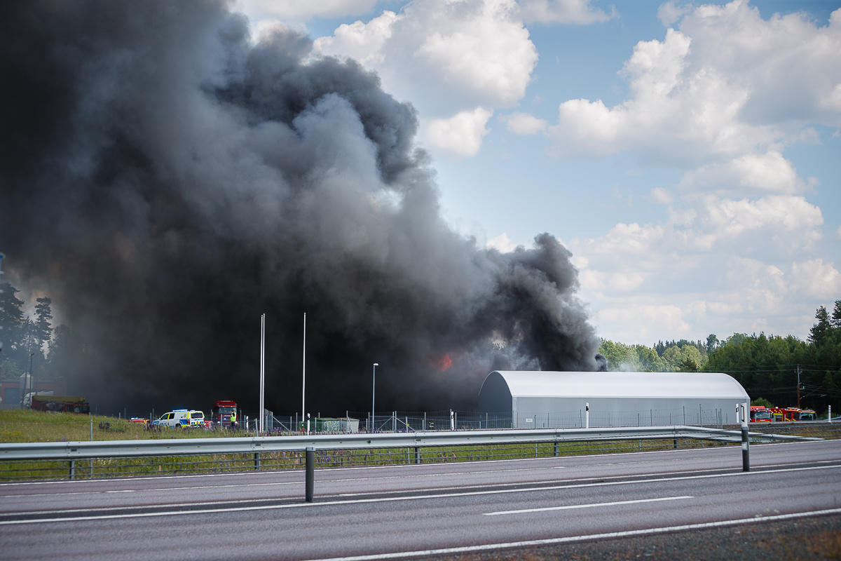 Kraftig rökutveckling vid industribrand i Öggestorp