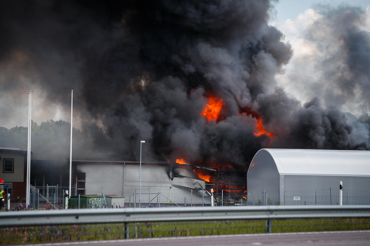 Kraftig rökutveckling vid industribrand i Öggestorp