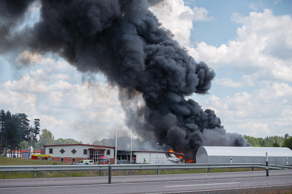 Kraftig rökutveckling vid industribrand i Öggestorp