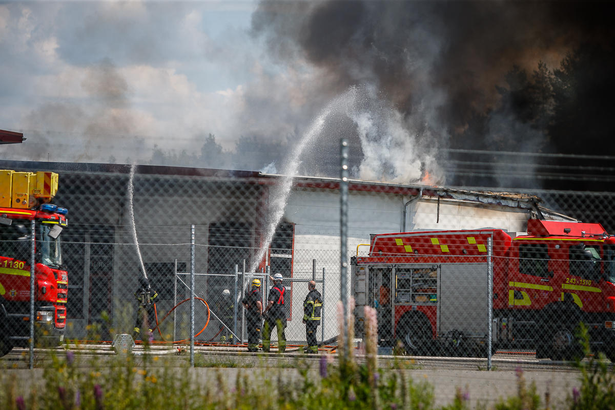 Räddningstjänsten vid industribrand i Öggestorp