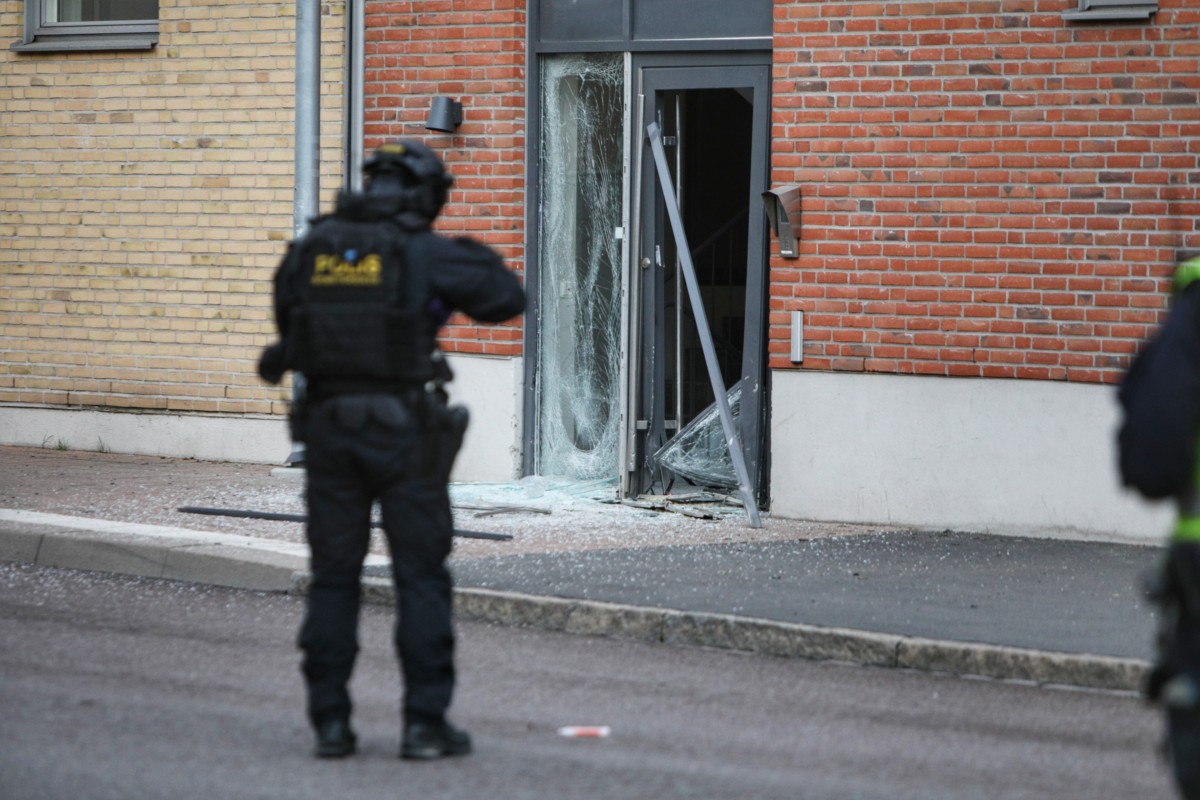 Förstörd entrédörr vid explosion på Björngränd i Jönköping. Kraftig explosion vid entrédörr.