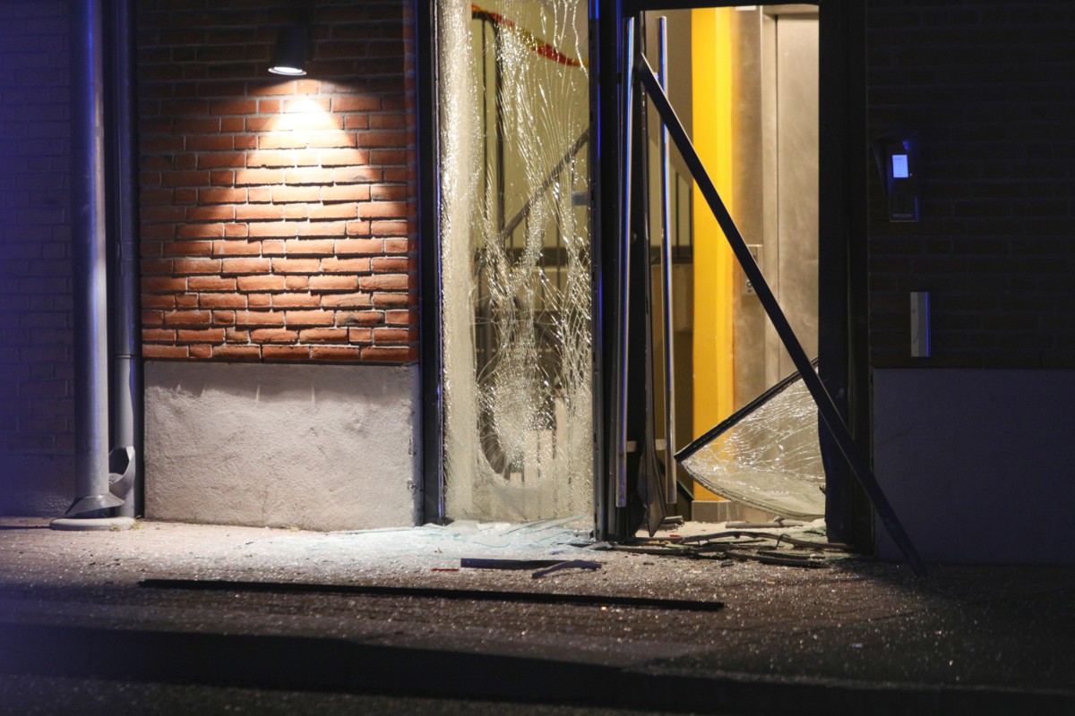 Kraftig explosion vid entrédörr