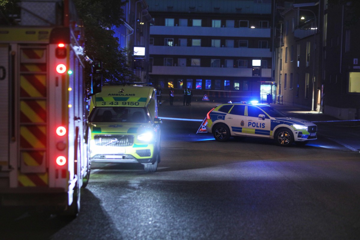 Räddningstjänst, ambulans och polis vid explosion på Björngränd i Jönköping.