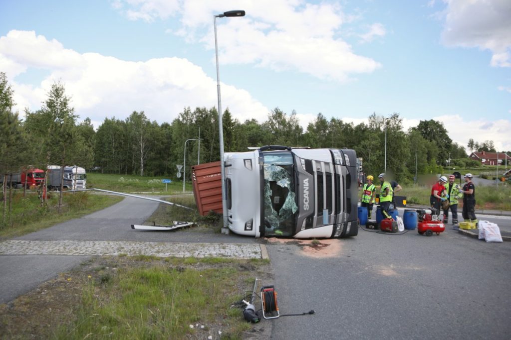 Lastbil välte i rondell