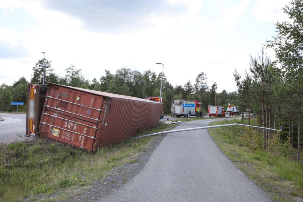 Lastbil välte i rondell