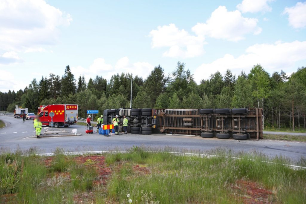 Lastbil välte i rondell