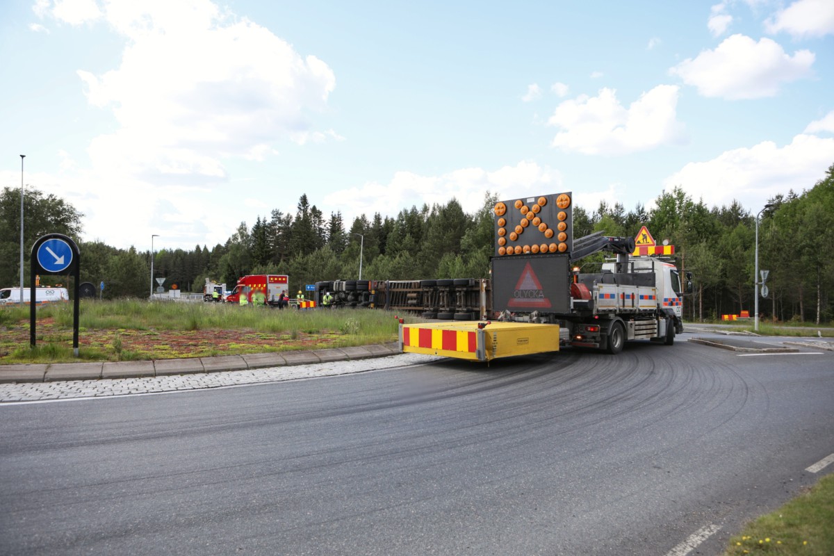Lastbil välte i rondell