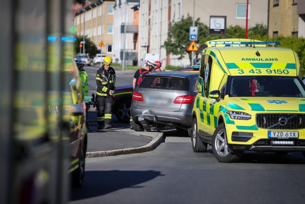 Personbilar krockade i korsning