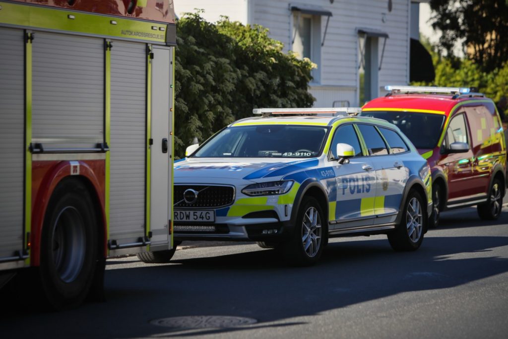 Personbilar krockade i korsning