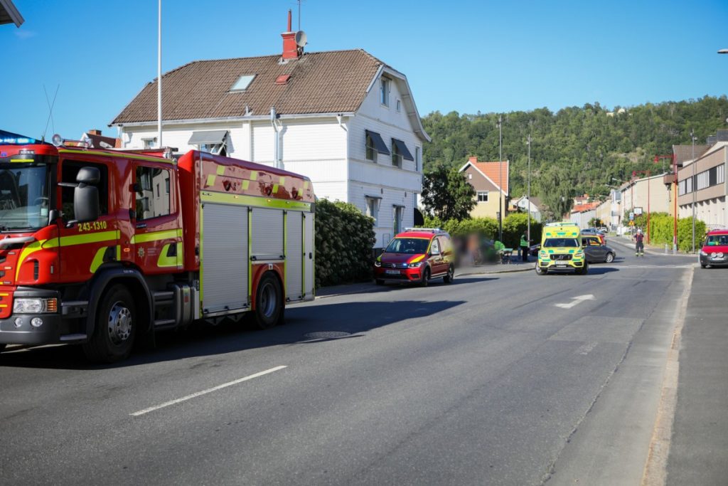 Personbilar krockade i korsning