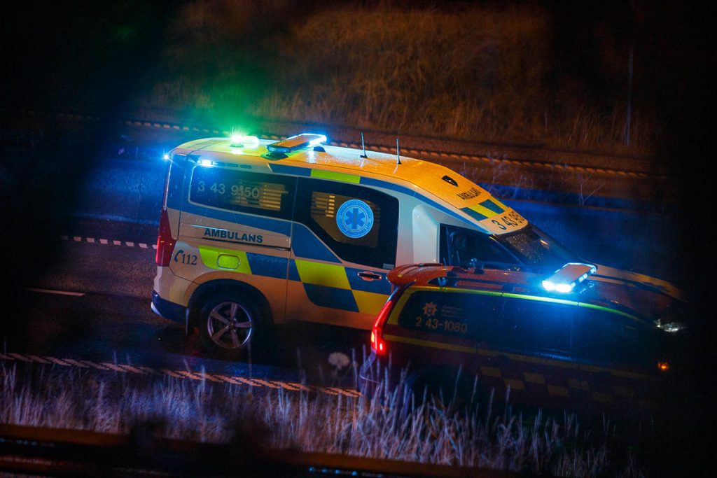 Lastbil och två personbilar i krock på E4