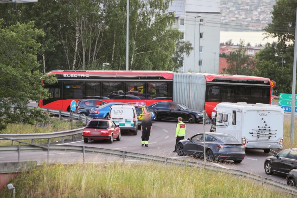 Buss fastnade i Ekhagsrondellen