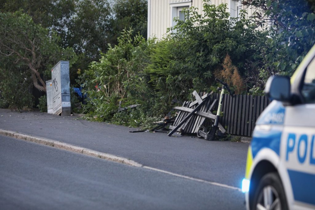 Personbil körde in i trädgård