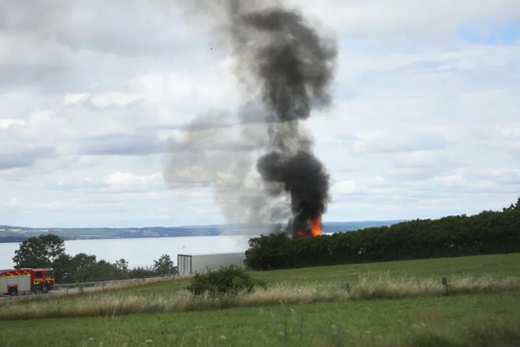 Lastbil i kraftig brand på E4 norr om Huskvarna