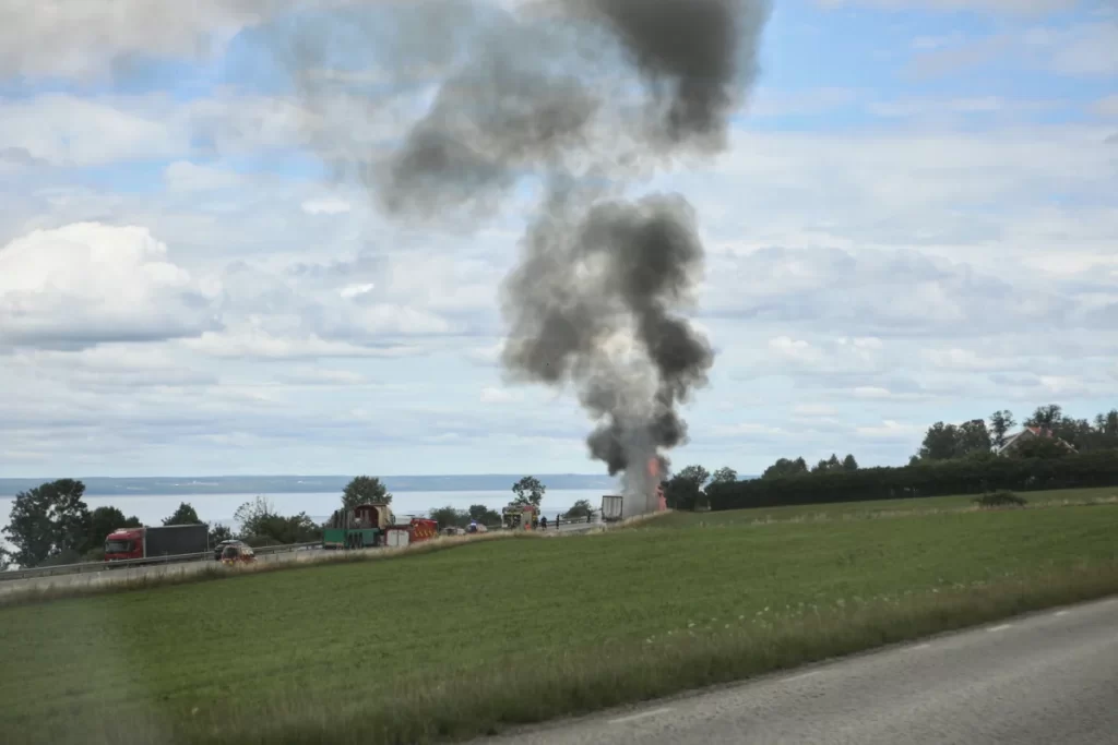 Lastbil i kraftig brand på E4 norr om Huskvarna