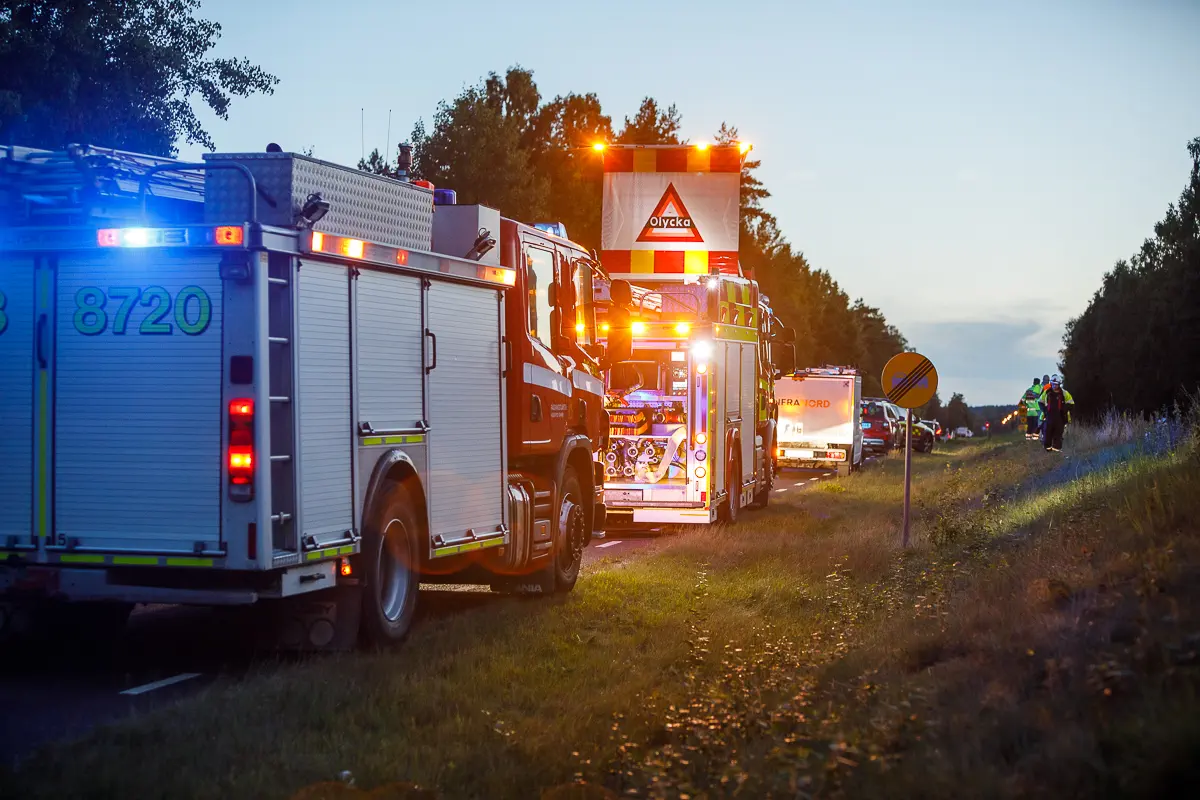 Räddningstjänsten vid urspårad godstågsvagn