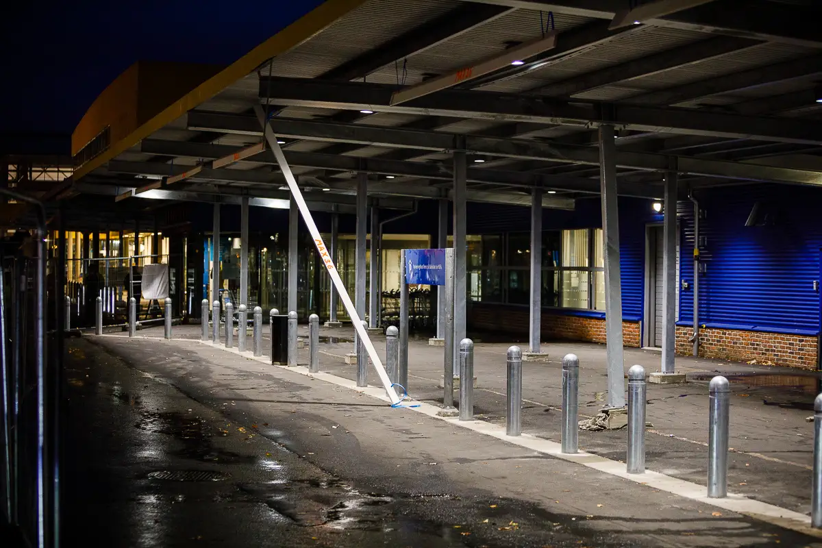 Lastbil körde in i plåttak