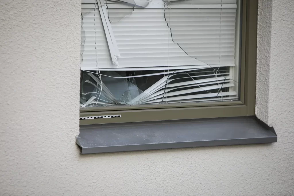 Förstörd fönsterruta efter skottlossning