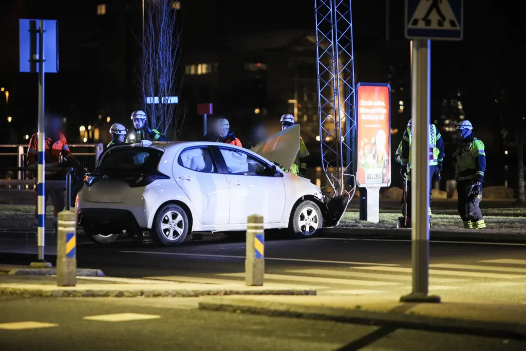 Körde in i stolpe på Östra Strandgatan