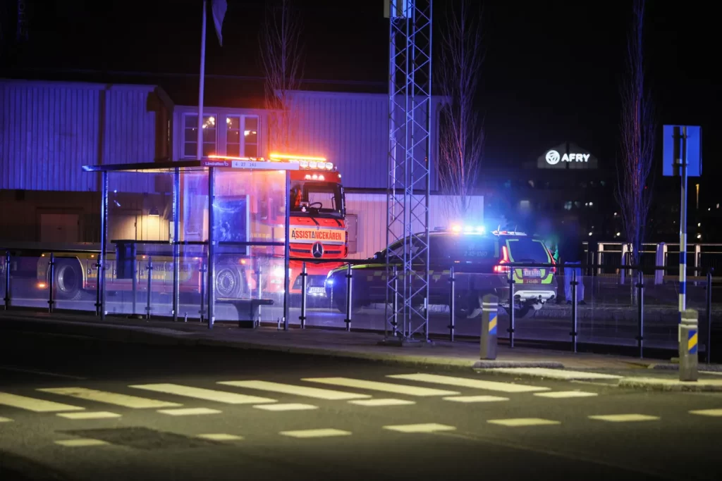 Körde in i stolpe på Östra Strandgatan