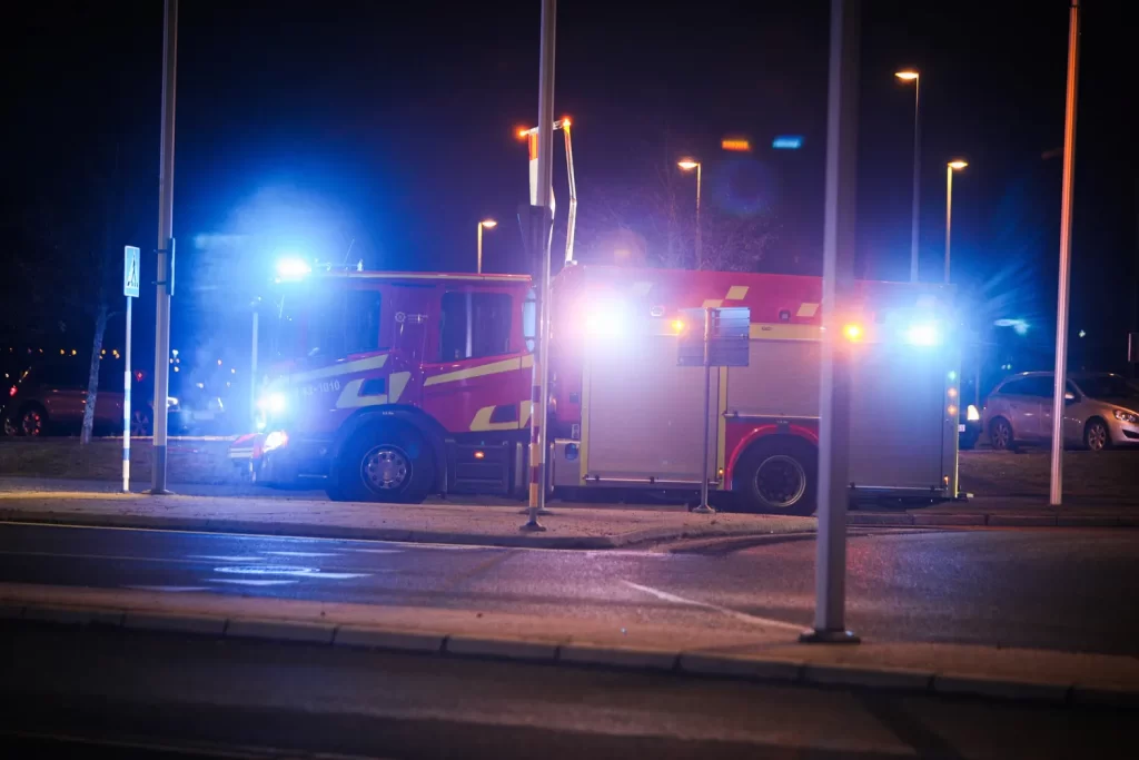 Körde in i stolpe på Östra Strandgatan