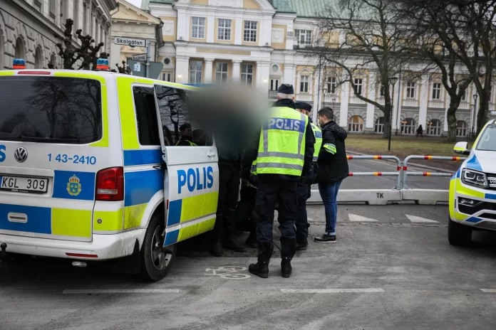 Man fördes bort av polisen under Kungaparets besök