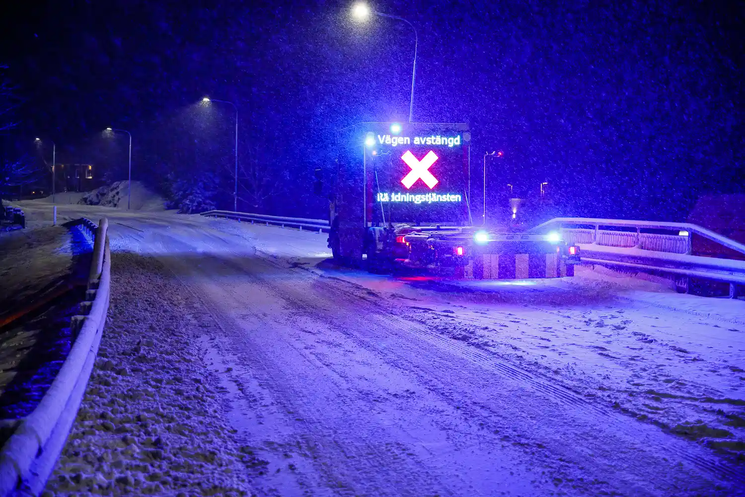 Räddningstjänstens TMA-fordon, Lastbil och personbil frontalkrockade på länsväg 931 mellan Öggestorp och Tenhult