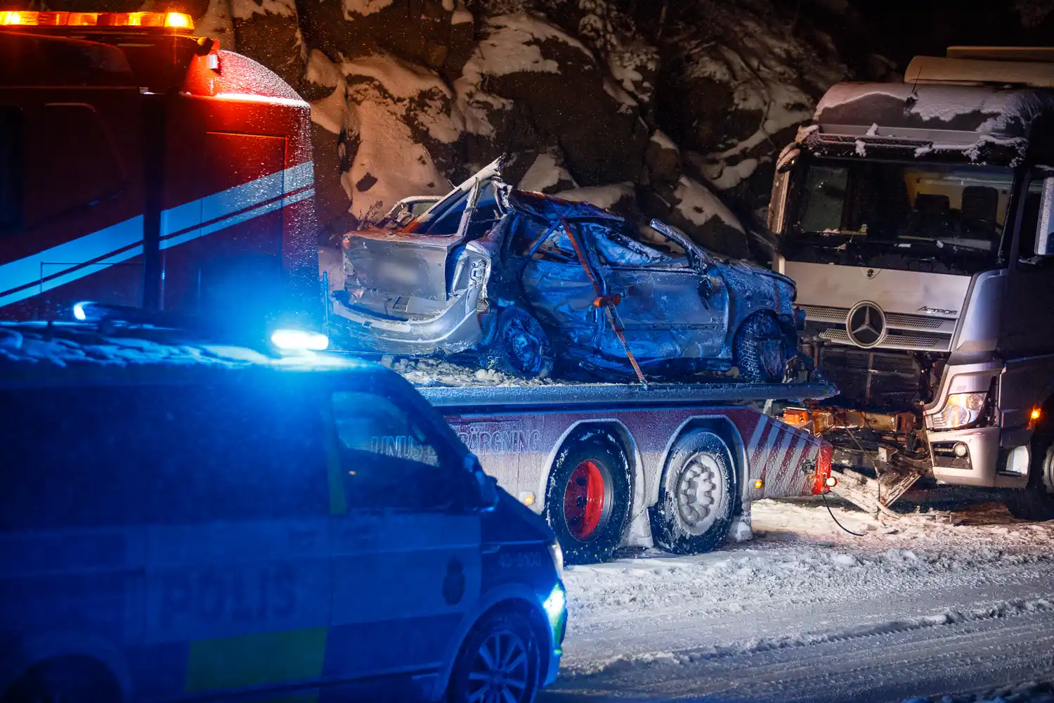 Lastbil och personbil frontalkrockade på länsväg 931 mellan Öggestorp och Tenhult