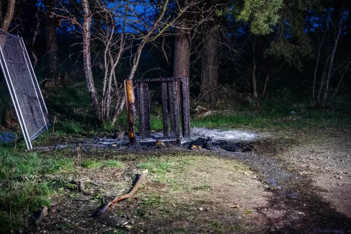 rester efter brand i soptunna