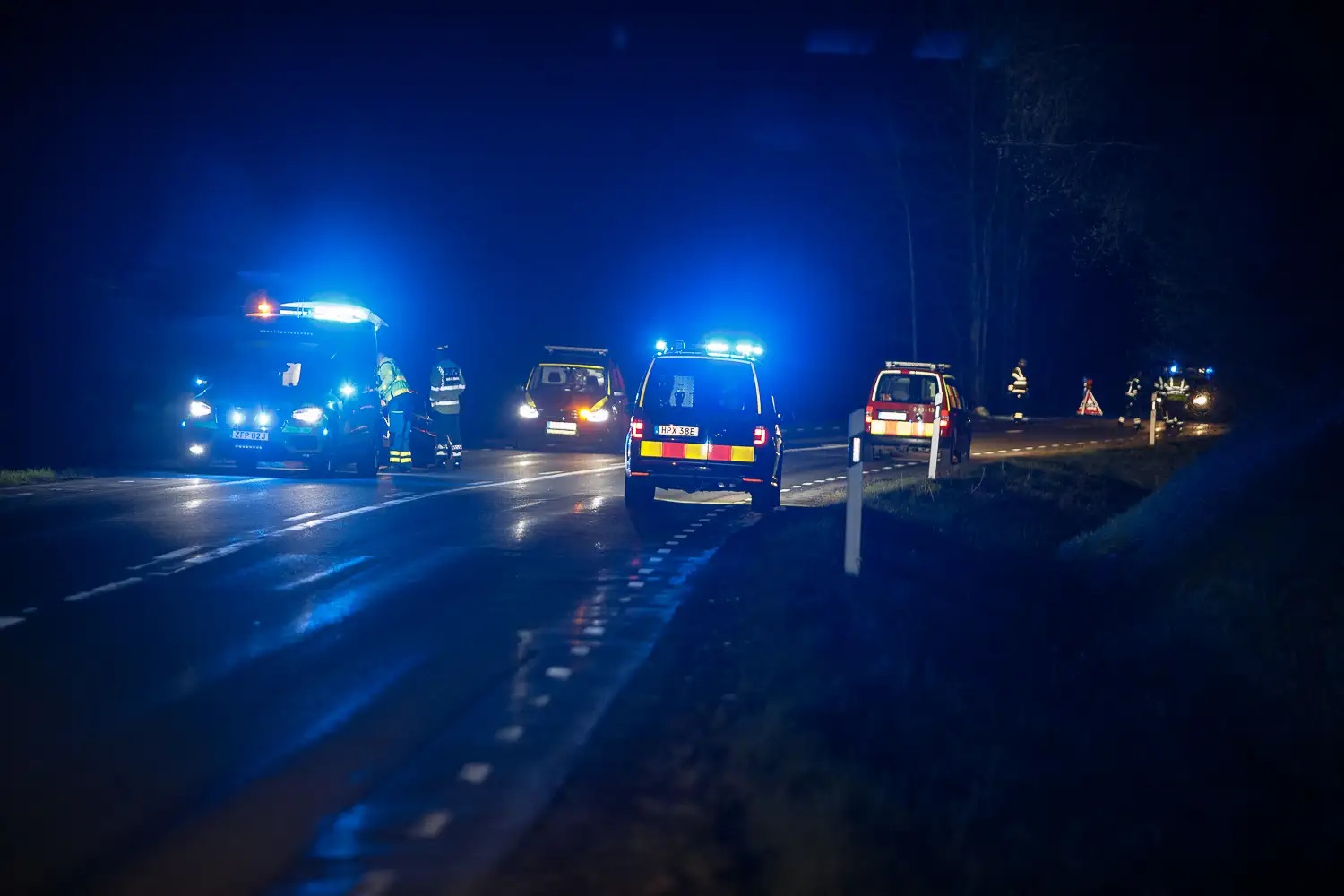 ambulans och räddningstjänsten utryckning på viltolycka. Bil krockade med älg utanför Huskvarna.