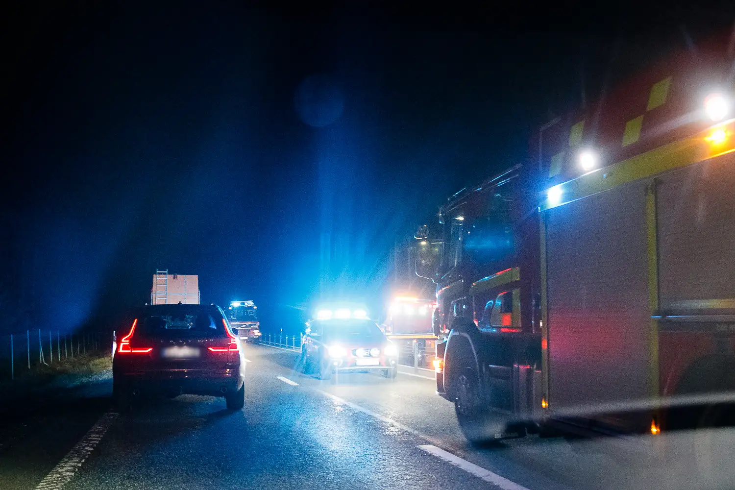 Räddningstjänsten utryckning på riksväg 40. Knivrånade bil - stoppades med spikmatta