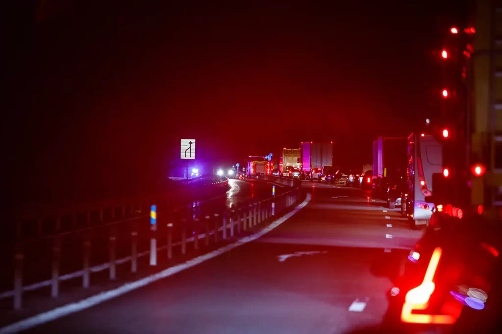 bilkö på riksväg 40. Knivrånade bil - stoppades med spikmatta