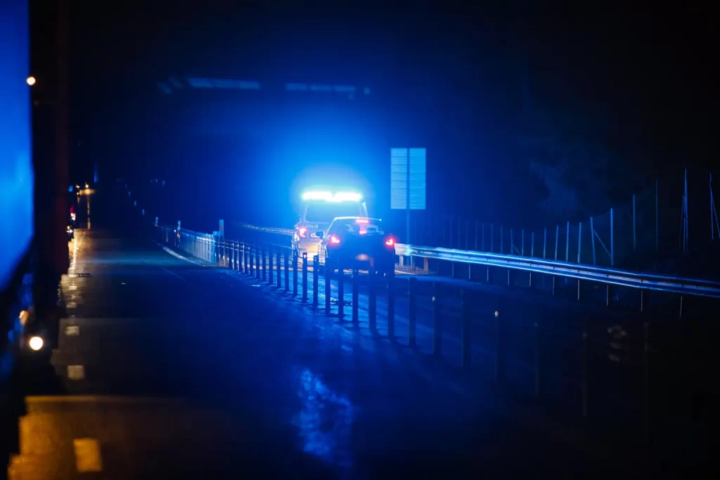 polis på riksväg 40. Knivrånade bil - stoppades med spikmatta
