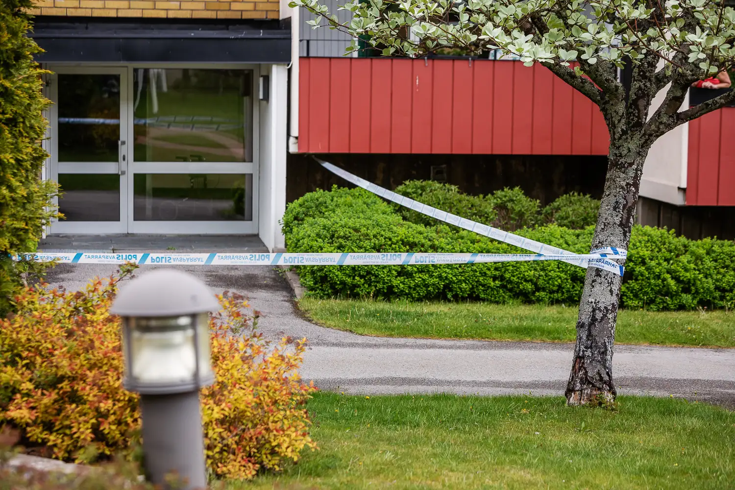Avspärrningar vid balkongen  på Törnrosgatan där en av korna som rymde befann sig.