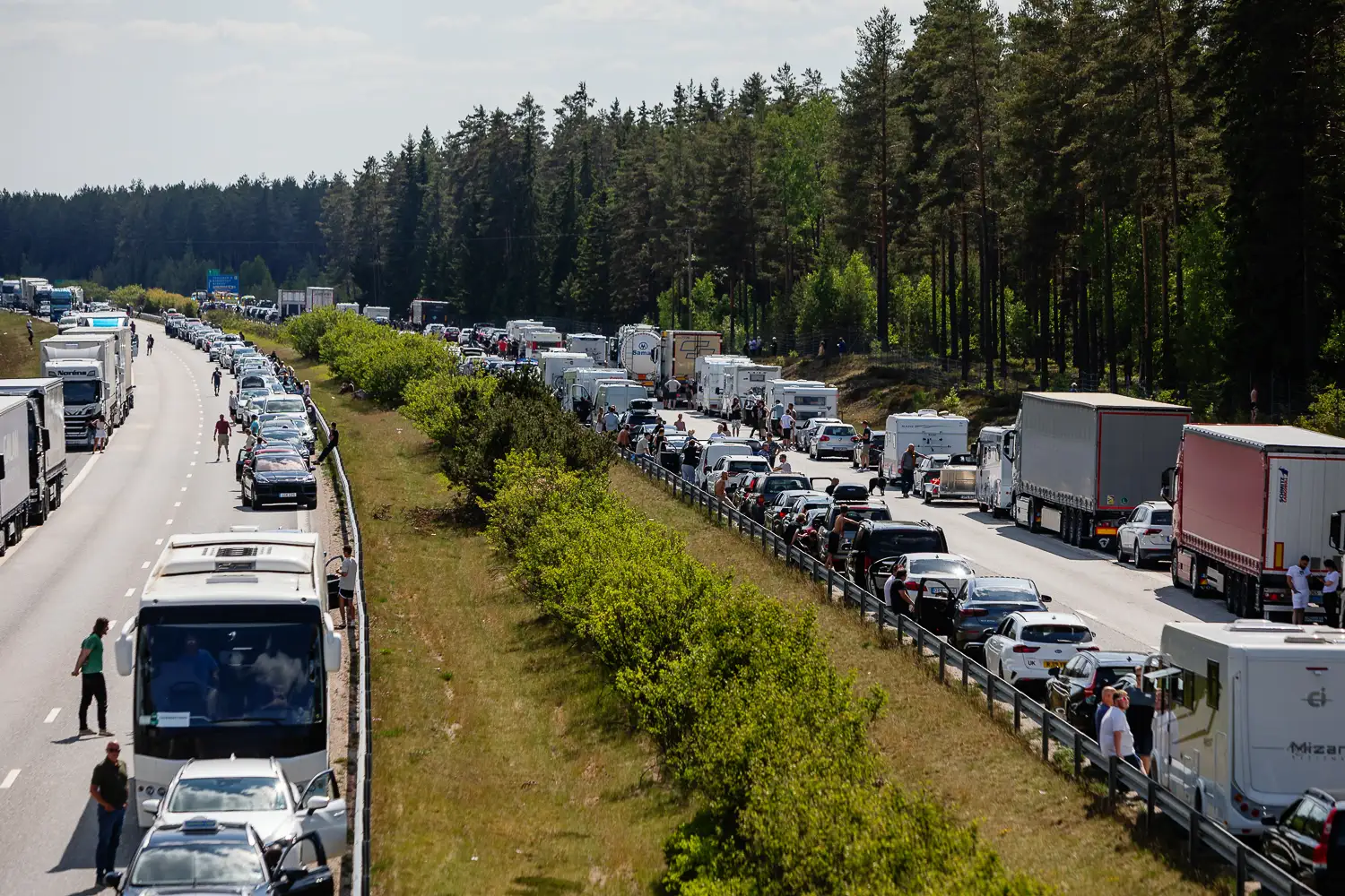 köer på E4 efter dubbla trafikolyckor
