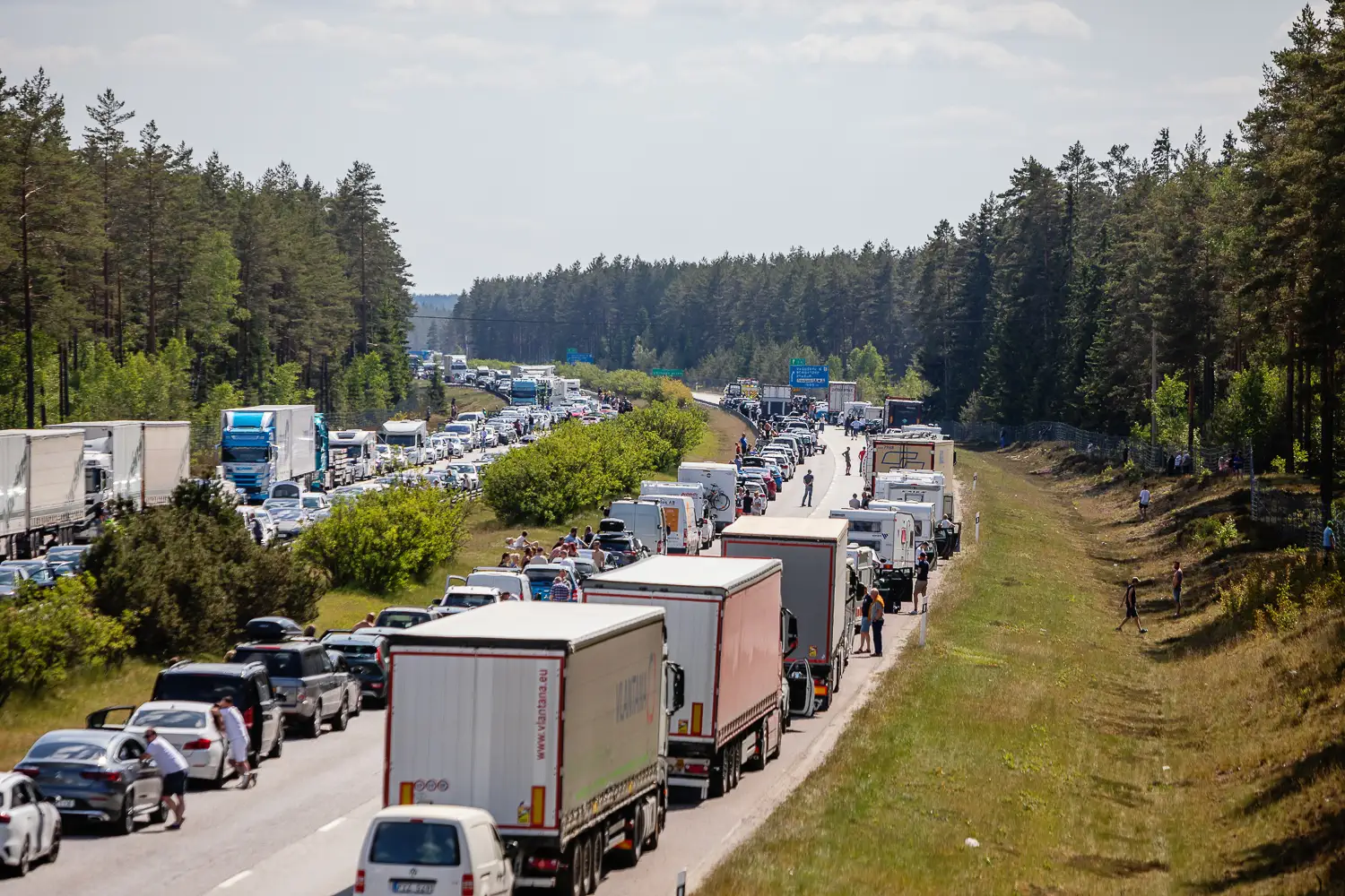 köer på E4 efter dubbla trafikolyckor