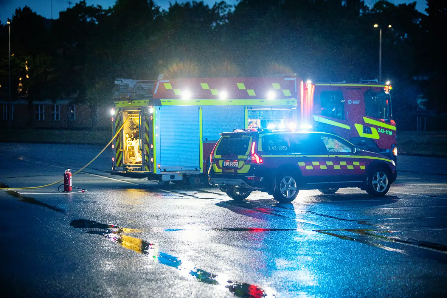 Räddningstjänsten på utryckning till en bilbrand.