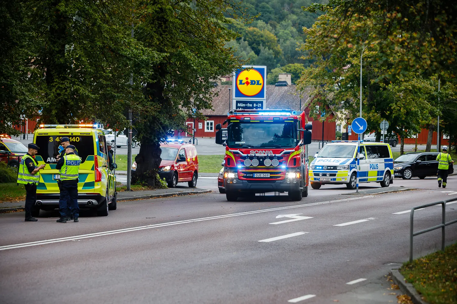Räddningsthänst, ambulans och polis, utryckning till singelolycka på Jönköpingsvägen