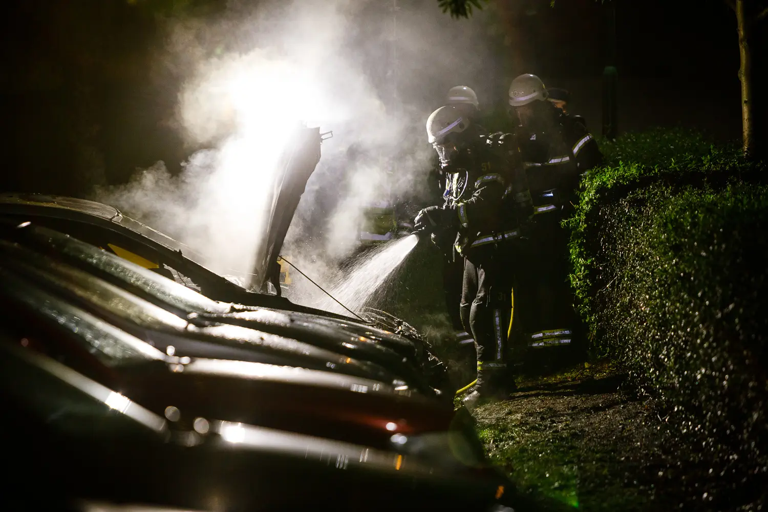 Bil i brand på parkering