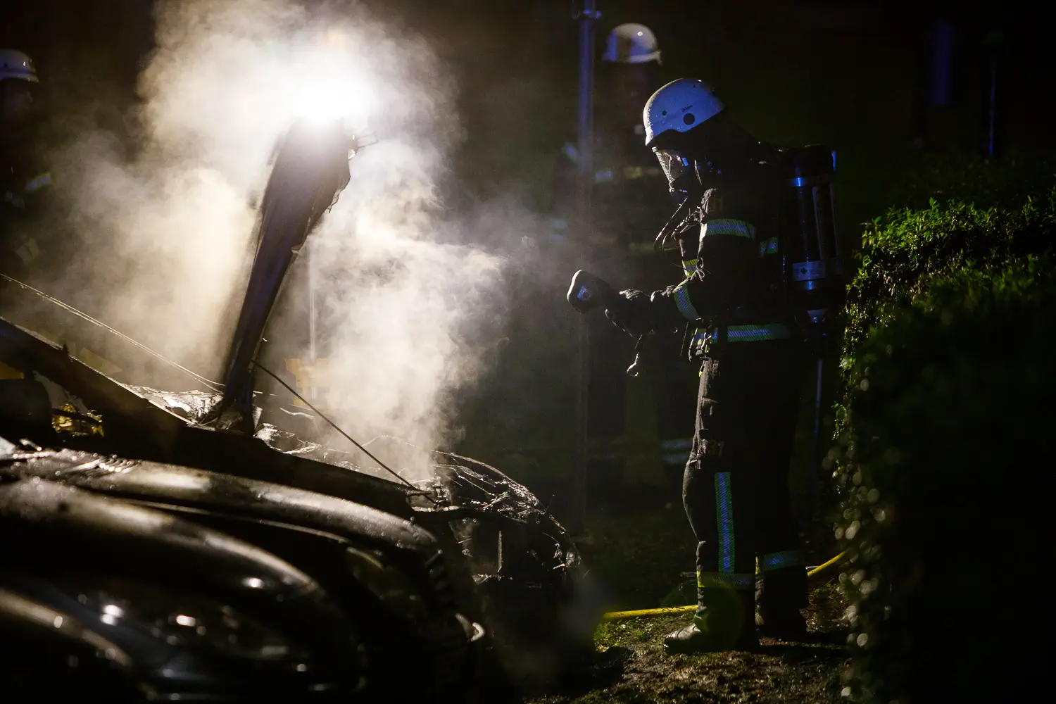 Bil i brand på parkering